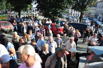 У Чернівцях "тарифні" мітингарі зламали вхідні двері міськради (ВІДЕО)