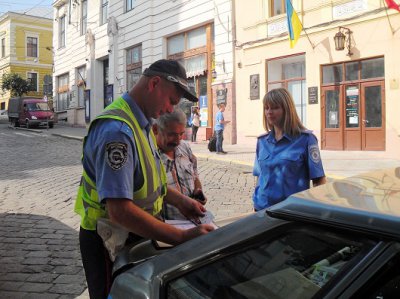 За годину в Чернівцях ДАІ зупинило десяток водіїв з мобілкою за кермом