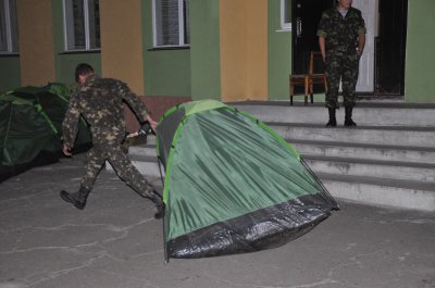 Наметового містечка перед військовою частиною у Чернівцях більше немає (ФОТО)