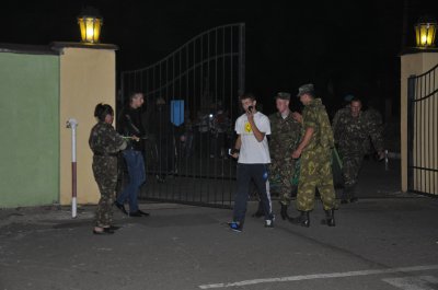 Наметового містечка перед військовою частиною у Чернівцях більше немає (ФОТО)