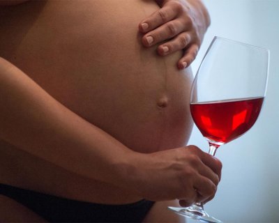 Жінкам не можна вживати алкоголь протягом всієї вагітності