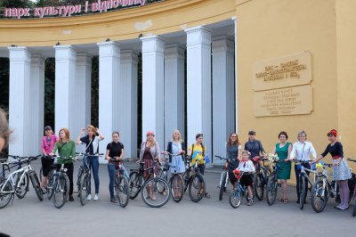 Десятки чернівчанок проїхались вулицями міста на велосипедах (ФОТО)