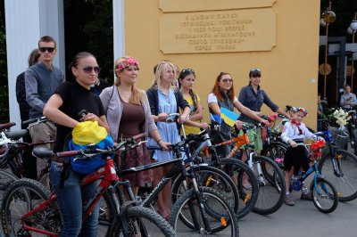 Десятки чернівчанок проїхались вулицями міста на велосипедах (ФОТО)