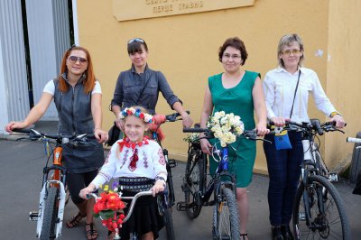 Десятки чернівчанок проїхались вулицями міста на велосипедах (ФОТО)