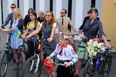 Десятки чернівчанок проїхались вулицями міста на велосипедах (ФОТО)