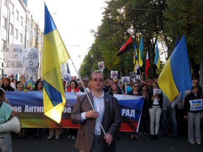 Росіянин, який співпрацює з ЧНУ, проніс український прапор вулицями Москви (ВІДЕО)