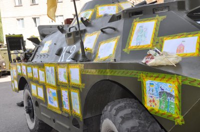 Малюнками чернівецьких дітей прикрасили бойову машину із зони АТО (ФОТО)