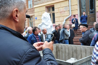 У ЧЕРНІВЦЯХ У СМІТТЄВОМУ БАКУ ЛЮСТРУВАЛИ ГОЛОВНОГО ЛІКАРЯ ГОСПІТАЛЮ ВЕТЕРАНІВ (ФОТО)