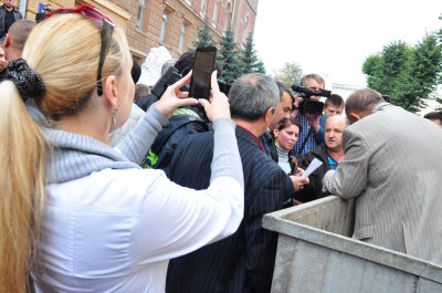 У ЧЕРНІВЦЯХ У СМІТТЄВОМУ БАКУ ЛЮСТРУВАЛИ ГОЛОВНОГО ЛІКАРЯ ГОСПІТАЛЮ ВЕТЕРАНІВ (ФОТО)