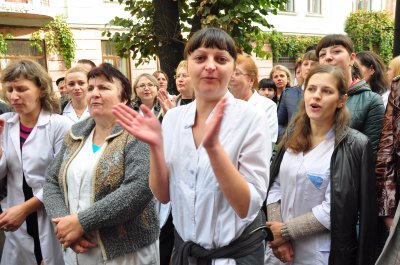 У ЧЕРНІВЦЯХ У СМІТТЄВОМУ БАКУ ЛЮСТРУВАЛИ ГОЛОВНОГО ЛІКАРЯ ГОСПІТАЛЮ ВЕТЕРАНІВ (ФОТО)