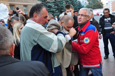 У ЧЕРНІВЦЯХ У СМІТТЄВОМУ БАКУ ЛЮСТРУВАЛИ ГОЛОВНОГО ЛІКАРЯ ГОСПІТАЛЮ ВЕТЕРАНІВ (ФОТО)