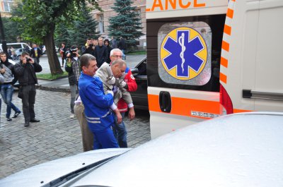 У ЧЕРНІВЦЯХ У СМІТТЄВОМУ БАКУ ЛЮСТРУВАЛИ ГОЛОВНОГО ЛІКАРЯ ГОСПІТАЛЮ ВЕТЕРАНІВ (ФОТО)