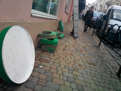 З будинку поблизу мерії Чернівців знімають вивіску "Сбєрбанку Росії" (ФОТО)
