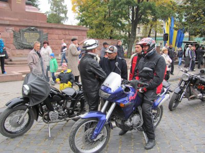 У Чернівцях – виставка ретроавтомобілів та мотоциклів (ФОТО)