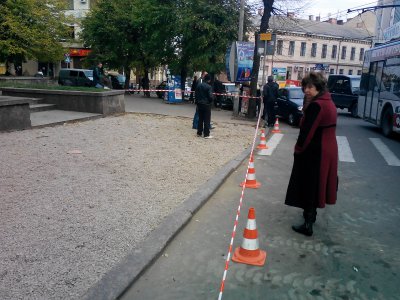 На тротуарі біля скверу в центрі Чернівців встановлять нову плитку (ФОТО)