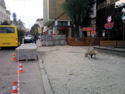 На тротуарі біля скверу в центрі Чернівців встановлять нову плитку (ФОТО)