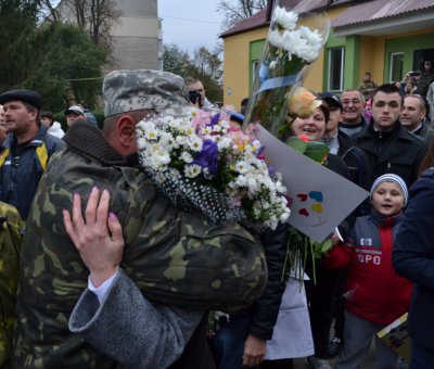 У відпустку із зони АТО приїхали 26 буковинських десантників (ФОТО)