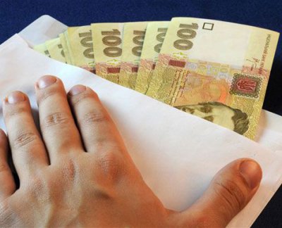 Близько 80% українців отримують зарплату в "конвертах"