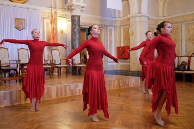 В ЧНУ танцювали на голові та співали оперу (ФОТО)