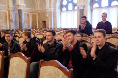 В ЧНУ танцювали на голові та співали оперу (ФОТО)