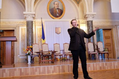 В ЧНУ танцювали на голові та співали оперу (ФОТО)