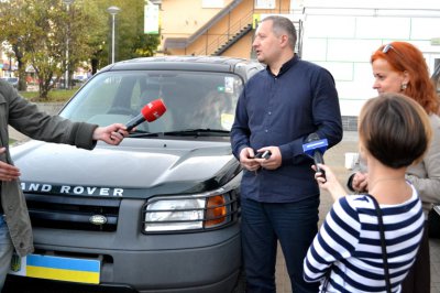 Волонтери з Буковини передали в АТО два позашляховики і тепловізор (ФОТО)