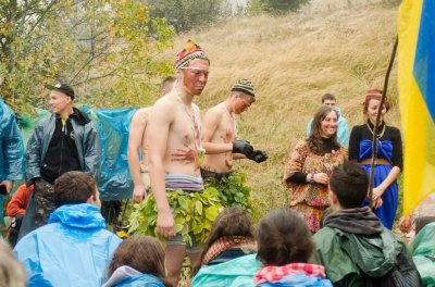 Першокурсників геофаку ЧНУ посвятили в студенти на природі біля вогнища (ФОТО)