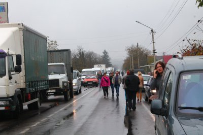 Мітингарі на 4 години перекрили трасу "Чернівці - Снятин" (ФОТО)