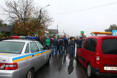 Мітингарі на 4 години перекрили трасу "Чернівці - Снятин" (ФОТО)