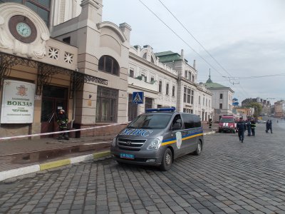 На залізничному вокзалі у Чернівцях шукають бомбу (ФОТО)