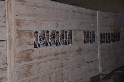 У Чернівцях кандидати в нардепи рекламують себе на смітниках і парканах (ФОТО)