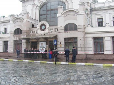 Через замінування вокзалу у Чернівцях перекрили вулицю (ФОТО)