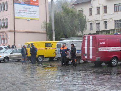 Через замінування вокзалу у Чернівцях перекрили вулицю (ФОТО)