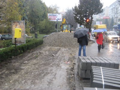 У Чернівцях дорожня техніка обклеєна агітацією (ФОТО)