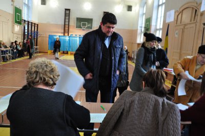 Міністр Бурбак з родиною проголосували "за європейське майбутнє" (ФОТО)
