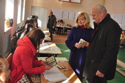 Федорук з дружиною проголосували "за мир і спокій" (ВІДЕО)