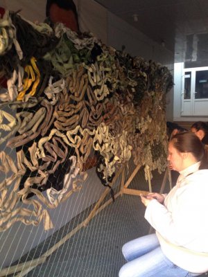 У Чернівцях волонтери плетуть маскувальні сітки для військових (ФОТО)