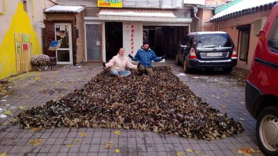 У Чернівцях волонтери плетуть маскувальні сітки для військових (ФОТО)