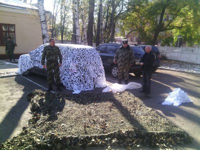 У Чернівцях волонтери плетуть маскувальні сітки для військових (ФОТО)