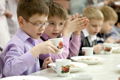 Обстановка в їдальні допомагає дітям харчуватися правильно