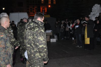 У Чернівцях із молитвою провели буковинських добровольців на схід (ФОТО)