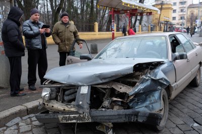 У центрі Чернівців не змогли розминутися два легковики