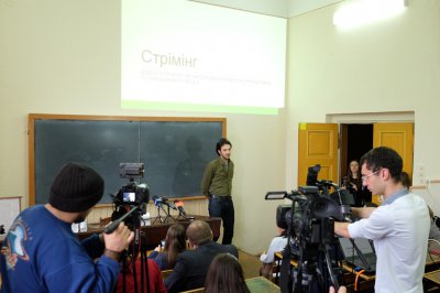 Столичні журналісти у Чернівцях розповіли, як поводитись у зоні АТО (ВІДЕО)