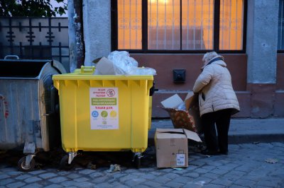 У Сторожинці вкрали три нові контейнери для сміття