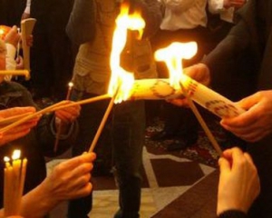 В Україну привезли Віфлеємський вогонь В Україну привезли Віфлеємський вогонь