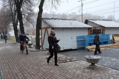 "Фірташівський" будинок Діда Мороза зводять у Чернівцях (ФОТО)