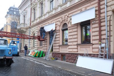 Як у Чернівцях знімають незаконні вивіски (ФОТО)