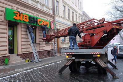 Як у Чернівцях знімають незаконні вивіски (ФОТО)