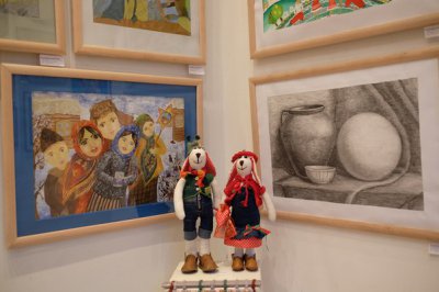 Стіни чернівецького "Вернісажу" прикрасили сотні дивовижних дитячих робіт (Фото)