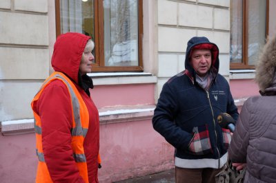 У центрі Чернівців позашляховик і тролейбус створили затор (ФОТО)